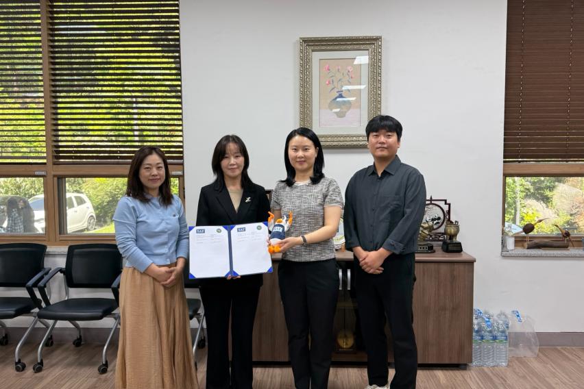 SAF韩国与韩国湖南大学代表共同手持谅解备忘录。