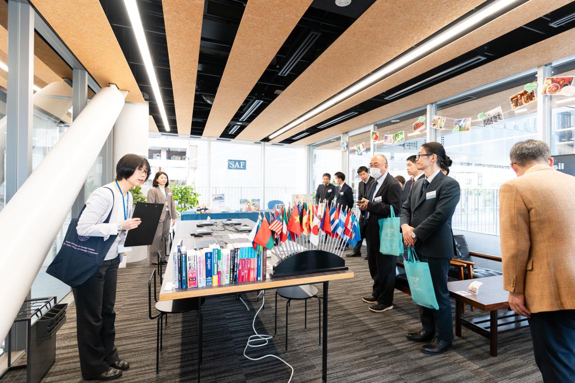 在参访京都外国语大学校园期间，为SAF办事处提供导览