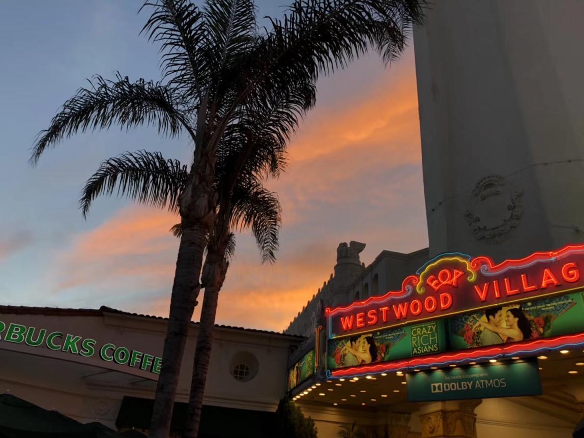 洛杉矶韦斯特伍德村的霓虹灯与漫天晚霞