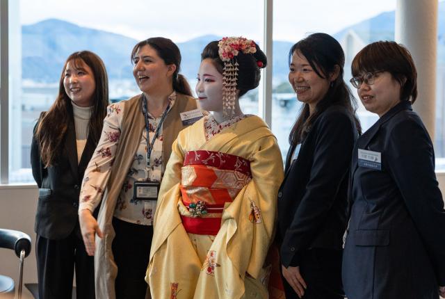 SAF年会上与舞伎合影留念