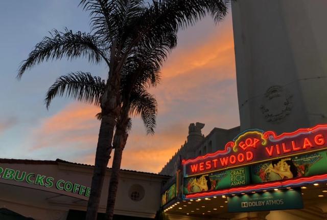 洛杉矶韦斯特伍德村的霓虹灯与漫天晚霞