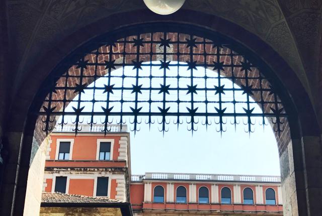 圣心天主教大学校园内一座亭台的仰视图。